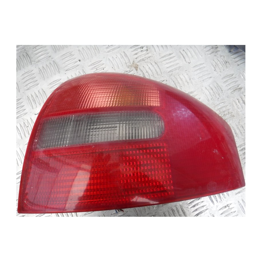 AUDI A6 C5 LAMPA TYLNIA PRAWA