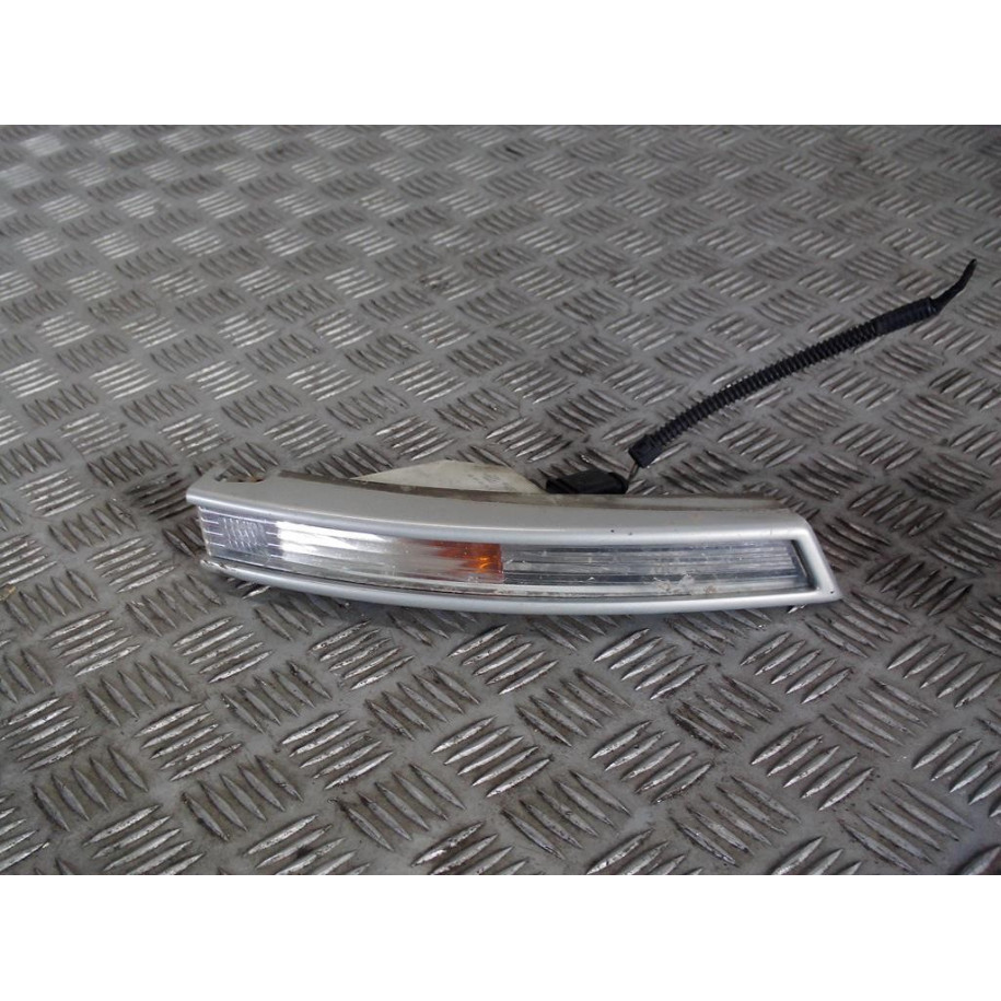 VW PASSAT B6 KIERUNKOWSKAZ PRAWY RAMKA