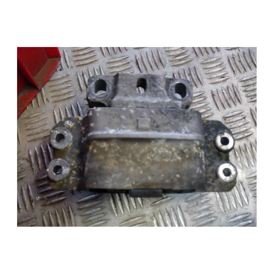 VW GOLF V 1.9 TDI ŁAPA SILNIKA