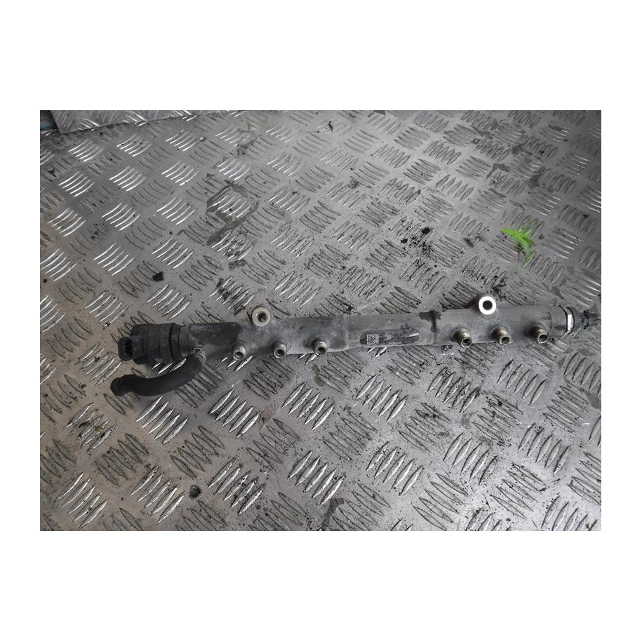 VOLVO 2.4 LISTWA WTRYSKOWA- 0445215023